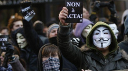 Proti dohodě ACTA v Evropě demonstrovaly tisíce lidí