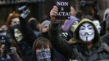 Proti dohodě ACTA v Evropě demonstrovaly tisíce lidí