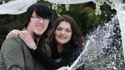 Štěstí ve hře i v lásce: Mladí snoubenci vyhráli v loterii 45 milionů liber