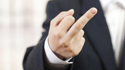 Kdy začal vztyčený prostředníček urážet?