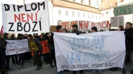 Studenti vysokých škol přitvrdí v protestech proti reformám