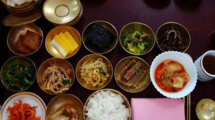 Severokorejci umírají hladem, ale v Evropě otevírají restaurant