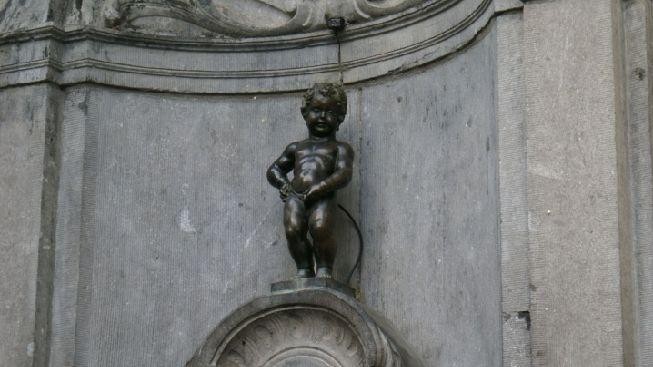 Bruselský čurající chlapeček zamrzl