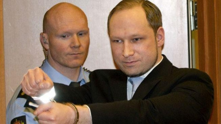 Atentátník Breivik nesouhlasí s uvězněním, zůstane však ve vazbě do začátku procesu