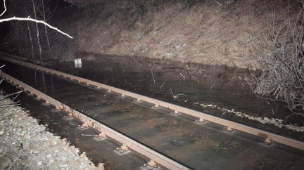 Z kolejiště kluziště: Havárie vodovodního potrubí zastavila vlaky