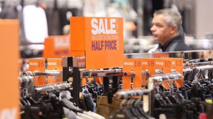 Krize nás straší: Češi se snaží při nákupu oděvů a obuvi ušetřit