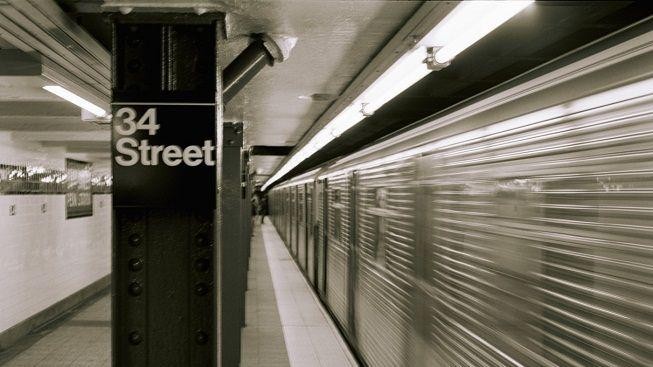 Zoufalý boj: Bude kvůli krysám v metru zakázáno jíst?