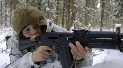 Hrajte si s tanky a s kalašnikovy, vyzývá ruské kluky vicepremiér