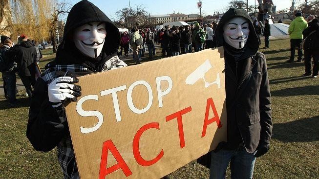 Proti smlouvě ACTA protestovali lidé v ulicích i hackeři na webu