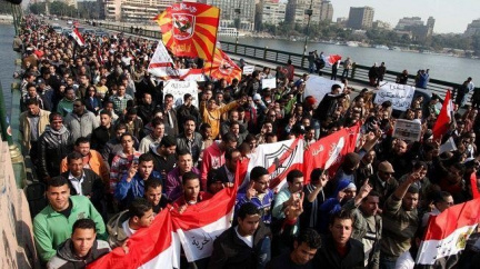 Káhira povstala: Tisíce lidí v ulicích po brutálním útoku na fotbalovém zápase 