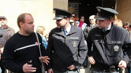 Nejvyšší soud: Za kreslení tykadel politikům musí Smetana zpátky do vězení