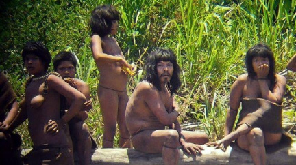 Izolovaný peruánský kmen se nechal vyfotit u řeky. Vědci jsou zmateni