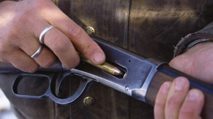 Tragická kuriozita: Myslivec se zastřelil při slézání z posedu 