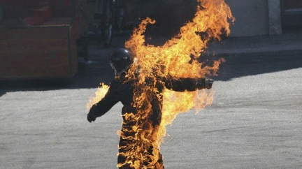 Muži při práci vzplálo oblečení, utrpěl těžké popáleniny 