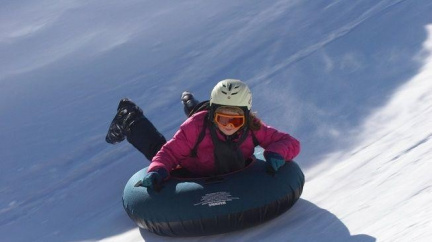 Žena se zranila při jízdě na snowtubingové dráze