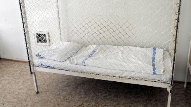 Pacientka léčebny se oběsila na síťovém lůžku