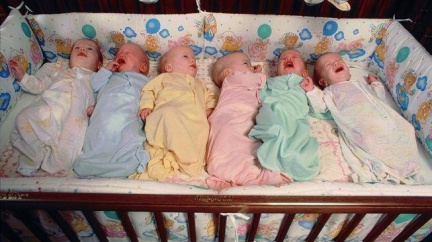 Myslela si, že čeká jedno dítě. Porodila šesterčata