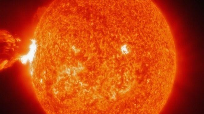 Vědci zaznamenali nejsilnější sluneční erupci od roku 2005