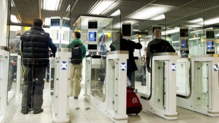 Na letišti v Amsterodamu našli bombu z války - je částečně uzavřeno