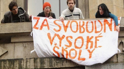 Vzdělání není byznys! Studenti házeli melouny, v protestech hodlají pokračovat