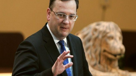 Referendum o fiskální smlouvě by mělo být společné s eurem, tvrdí Nečas