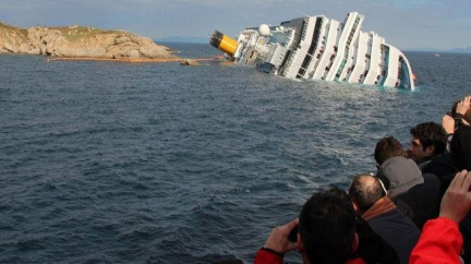 Záchranáři museli přerušit pátrání. Italský Titanic se potápí