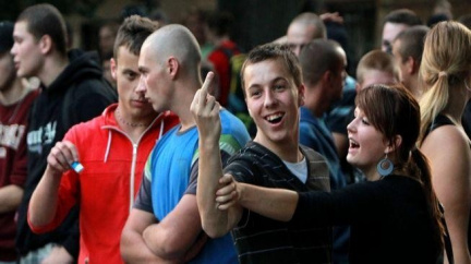 Trojice po demonstraci nadávala Romům, mladík skončil v cele 