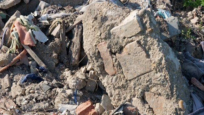 Zřícený dům pohřbil 19 lidí. Bylo to jako zemětřesení, tvrdí svědci