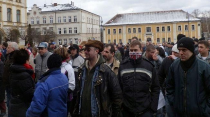 Napadenou rodinu ve Varnsdorfu podpořilo asi 200 lidí 