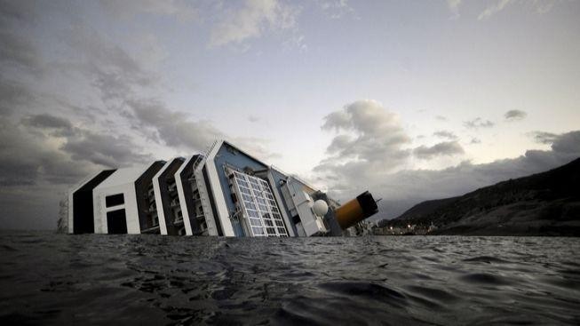 Další dva mrtví nalezení ve vraku ztroskotané lodi, 15 lidí je stále nezvěstných