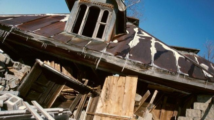 Kojence zasypaly trosky domu. Policie obvinila otce dítěte