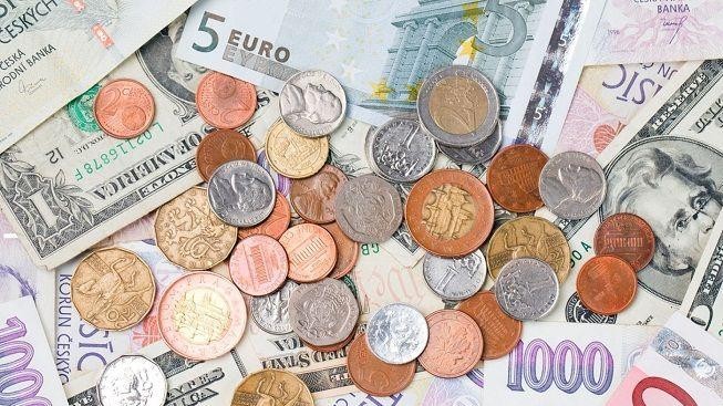 Koruna zpevňuje proti dolaru i euru