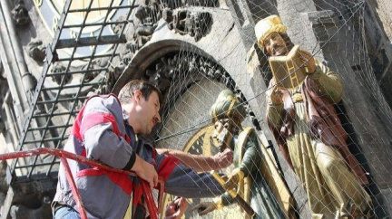 Restaurátoři sundali ze staroměstského orloje čtyři sochy