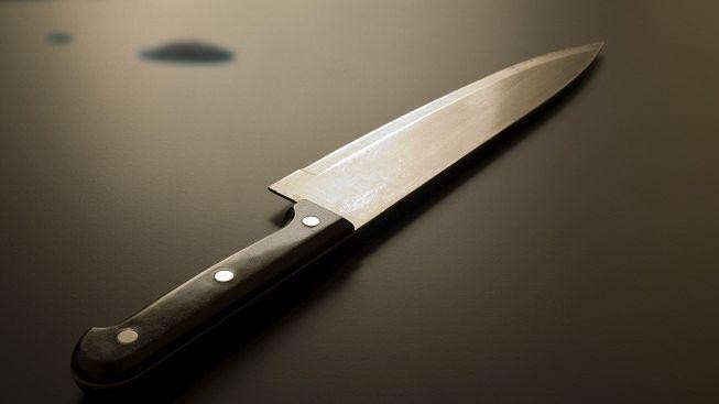 Žena se pokusila ubodat svého ex-manžela, ale on před ní dokázal utéct