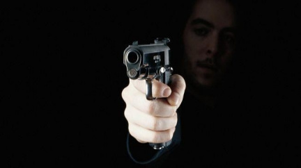 Muž vyhrožoval v Praze 10 sousedům fyzickou likvidací