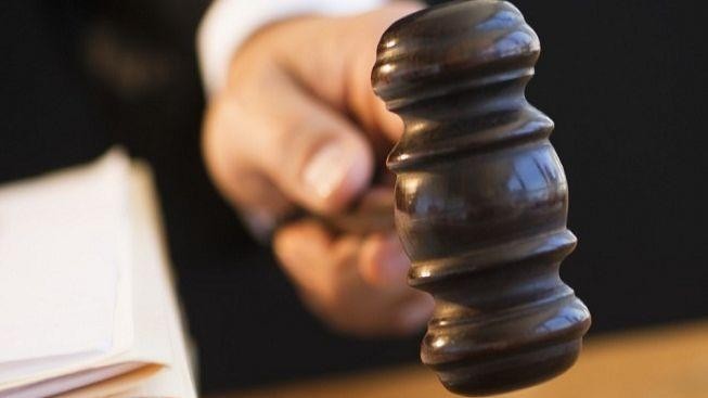 Za krádež více než půl miliardy uložil soud dva devítileté tresty