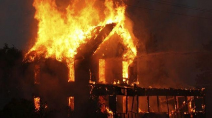 Soused zachránil muže z hořícího domu 