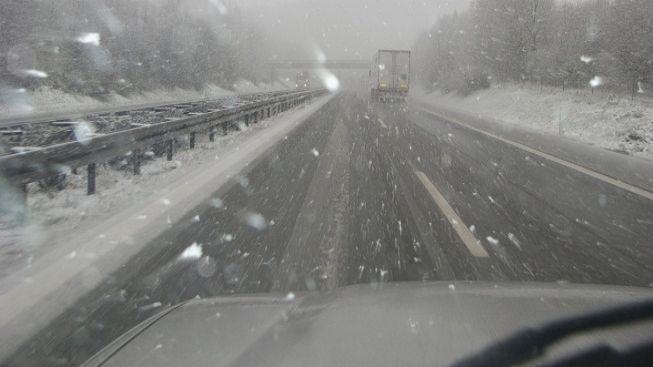Oblačno a sněhové přeháňky. Na Jablonecku uzavřena silnice 290 z Kořenova