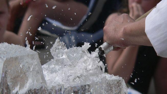 Na Pustevnách připravují rekordní množství ledu na sochy