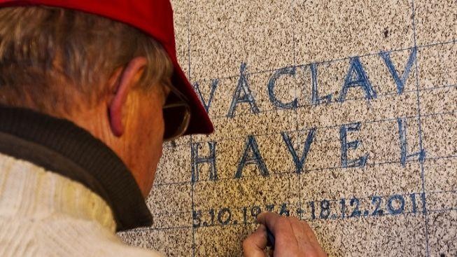 Urna s Havlovými ostatky bude brzy uložena do hrobky, spekuluje se, že ve středu