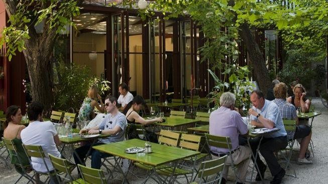 Bavoři chodí na pivo pod kaštany už 200 let