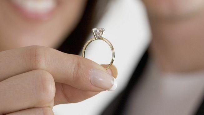 To je štěstí! Žena našla po 16 letech ztracený snubní prsten
