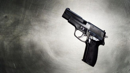 Aktualizováno: Muž na Bruntálsku jako smyslů zbavený rozstřílel několik aut