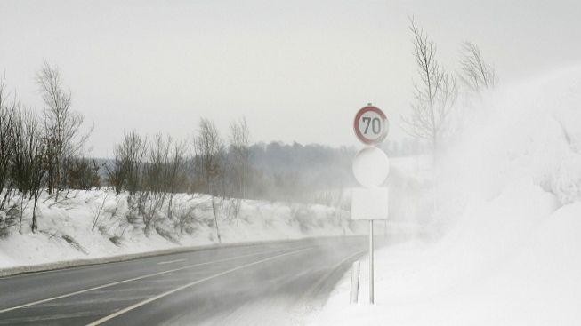 V Libereckém kraji napadlo až 20 centimetrů sněhu a dál sněží 