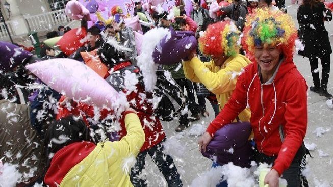 V Šanghaji se zbavovali stresu polštářovou bitvou