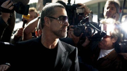 George Michael zrušil další turné. Musí se léčit
