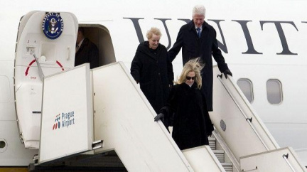 Ruzyni plní vládní speciály, přivezly Clintonovy, Sarkozyho i Delona