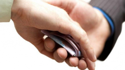 Místopředseda ČSSD Petržílek odstoupil. Korupci ale odmítá