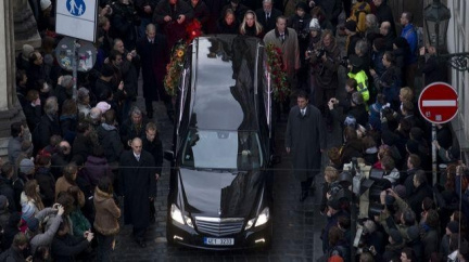 Tisíce lidí doprovázely Havla na jeho poslední cestě. Je státní smutek