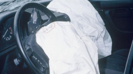 Neslyšící řidič narazil do policejního auta, tři zranění 